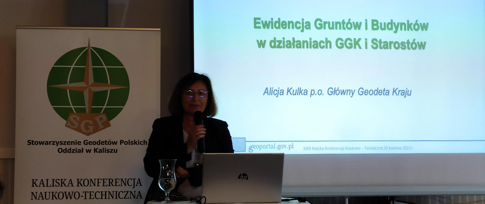 Zdjęcie przedstawia p.o. Głównego Geodetę Kraju Alicję Kulkę podczas konferencji