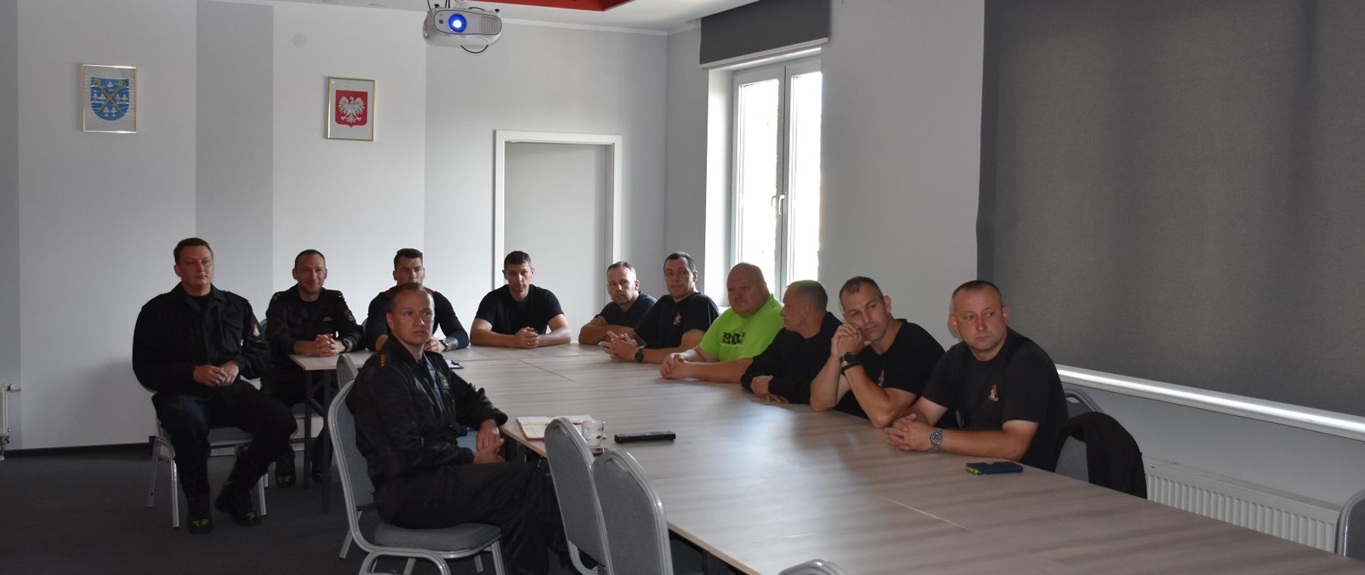 Strażacy iławskiej komendy podczas szkolenia 