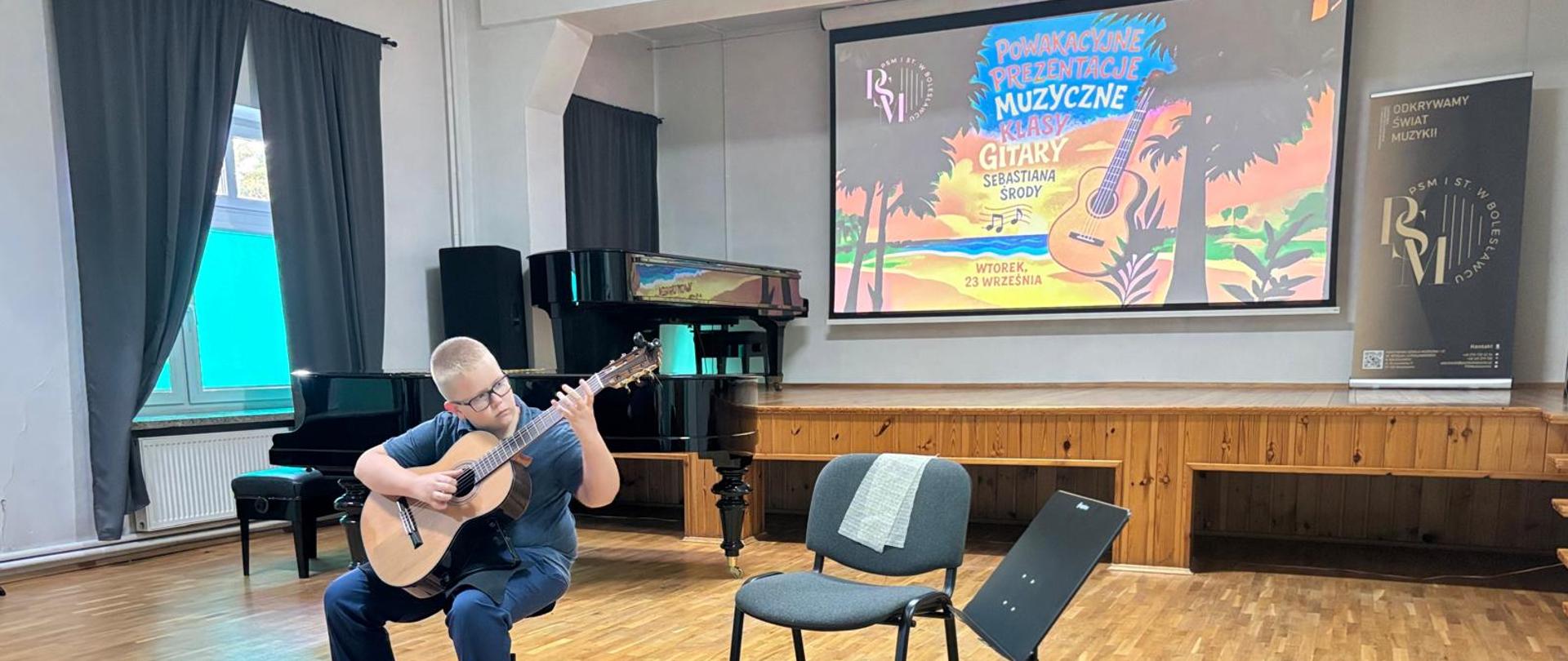 Zdjęcie przedstawiające wykonawców popisu klasy gitary pana Sebastiana Środy, który odbył się 23 września 2025 roku w auli szkoły.