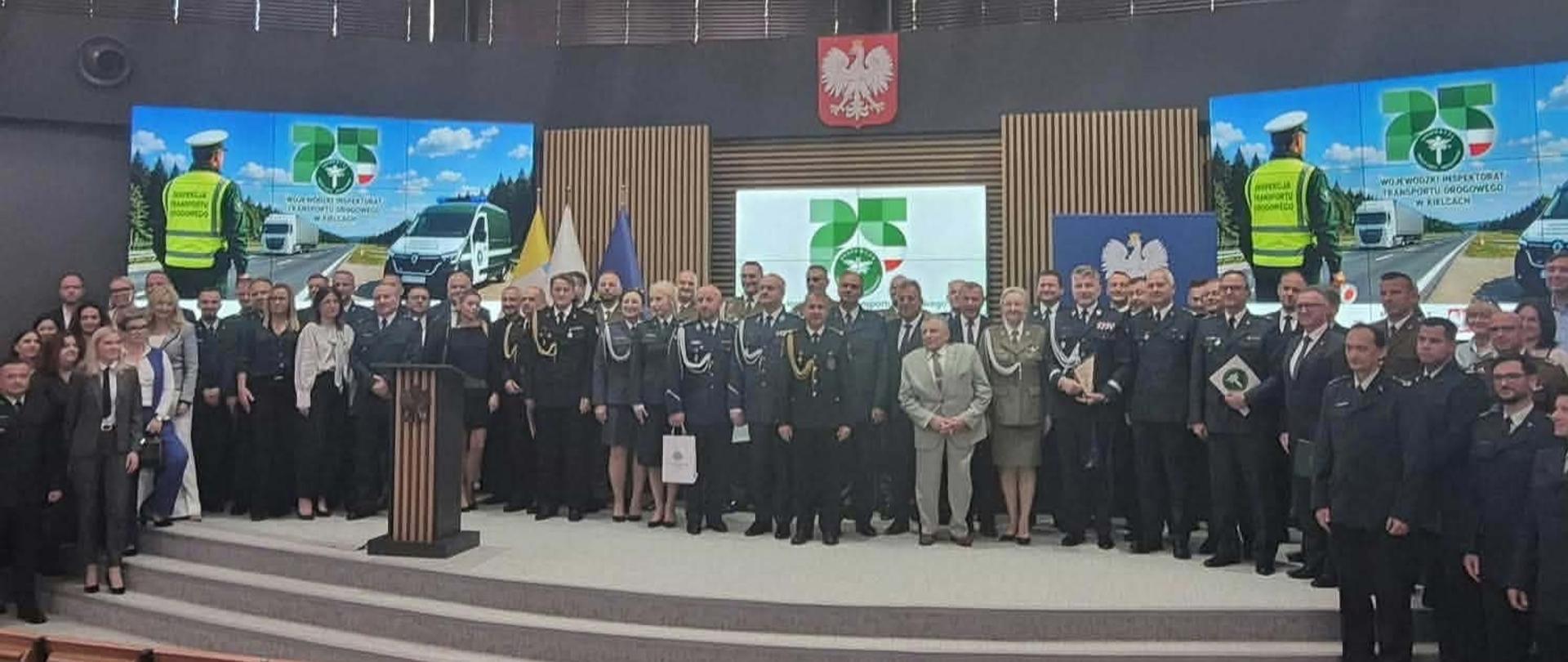 Scena sali konferencyjnej ŚUW a na niej zaproszeni goście.