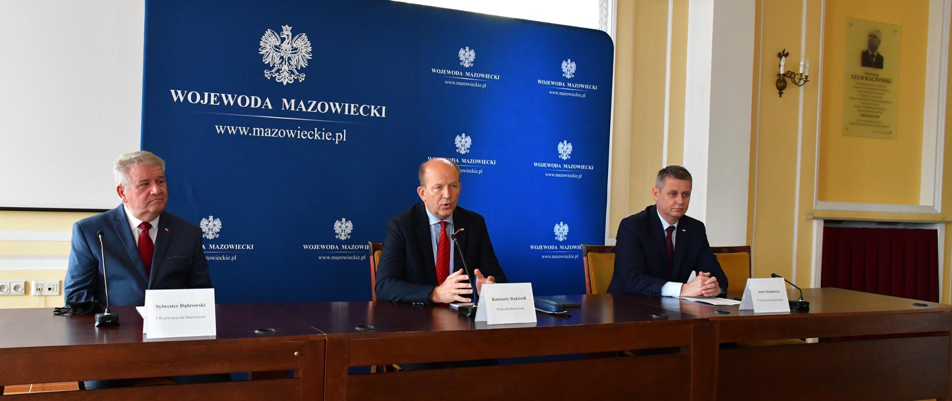 Wojewodowie, od lewej: Sylwester Dąbrowski, Konstanty Radziwiłł i Artur Standowicz w trakcie konferencji w Warszawie