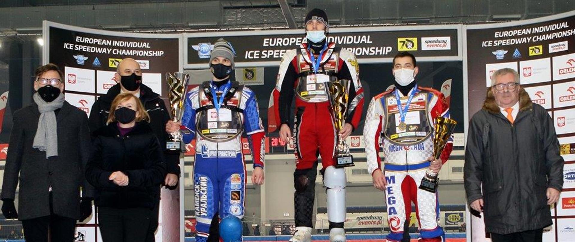 Pani Minister podczas Indywidualnych Mistrzostwach Europy w żużlu na lodzie, razem z najlepszymi zawodnikami oraz organizatorami.