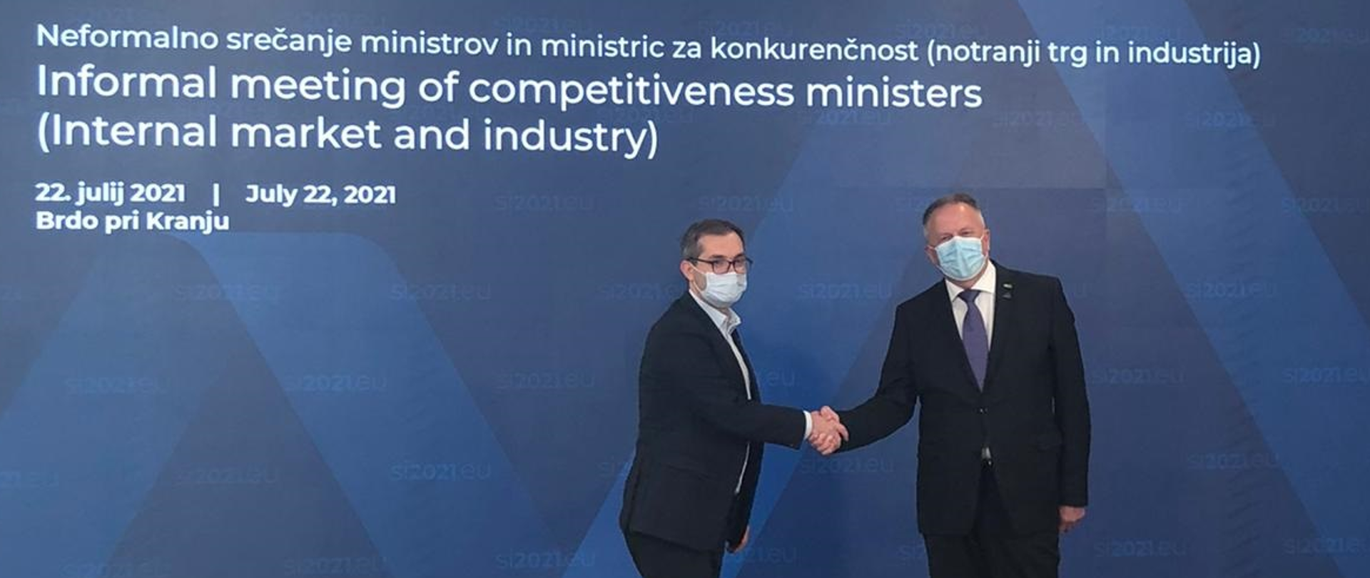 Wiceminister rozwoju, pracy i technologii Marek Niedużak witający się uściskiem dłoni z ministrem rozwoju i technologii Słowenii Zdravko Počivalšekiem
