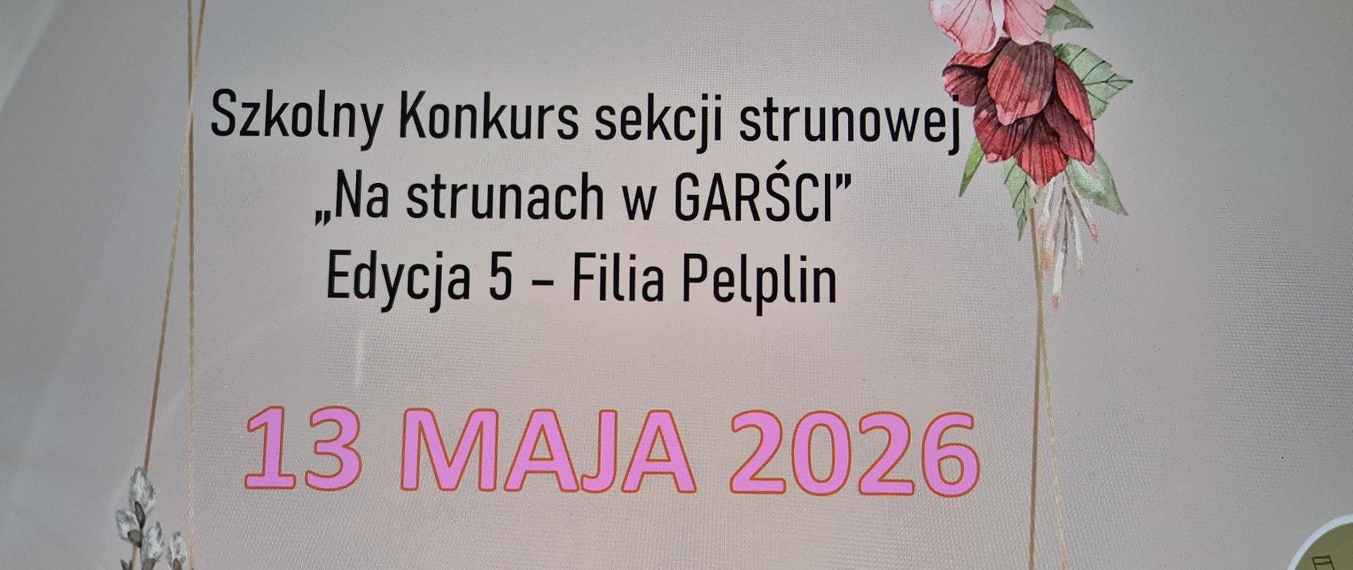 Zdjęcie fragmentu plakatu. Na beżowym tle złota ramka, kwiaty, pięciolinia z nutkami i fragmenty obrazków z instrumentami oraz treść: Szkolny Konkurs sekcji strunowej "Na strunach w GARŚCI" Edycja 5 - Filia Pelplin 13 maja 2026.