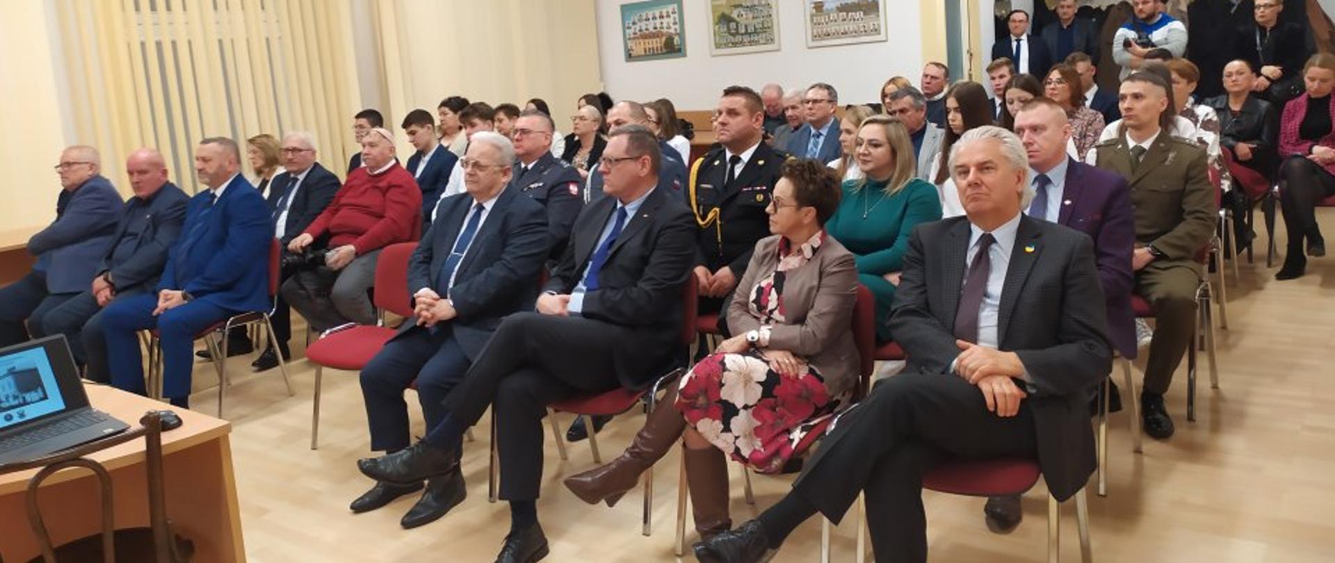 Uczestnicy uroczystości 120. rocznicy strajku uczniów Seminarium Nauczycielskiego w Łęczycy 