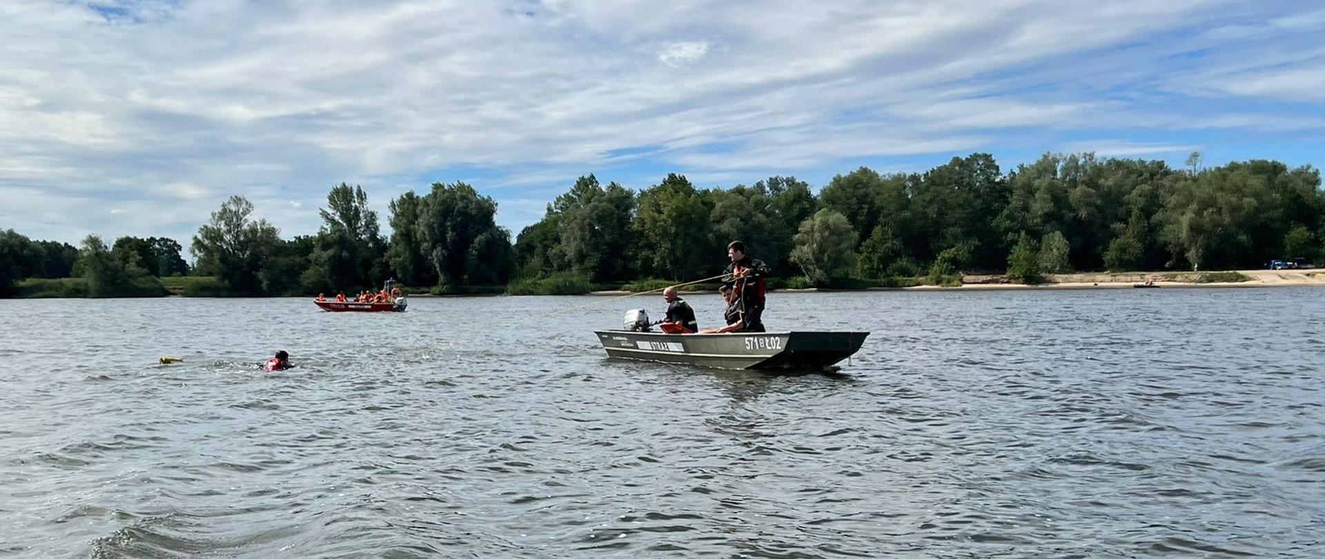 Strażacy na łodziach na akwenie wodnym