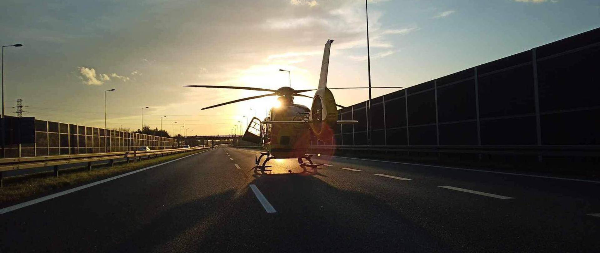 Na zdjęciu śmigłowiec Lotniczego Pogotowia Ratunkowego na autostradzie A4