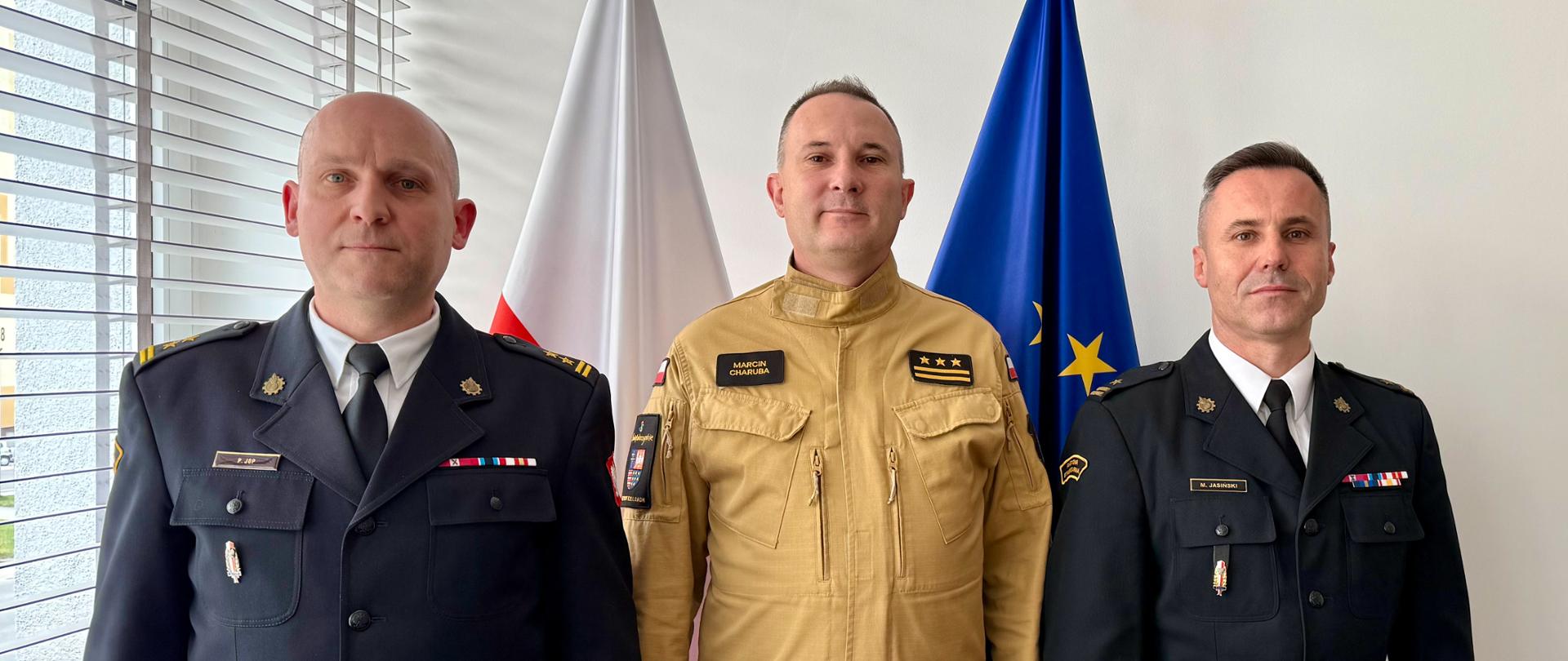 Zdjęcie grupowe przy fladze