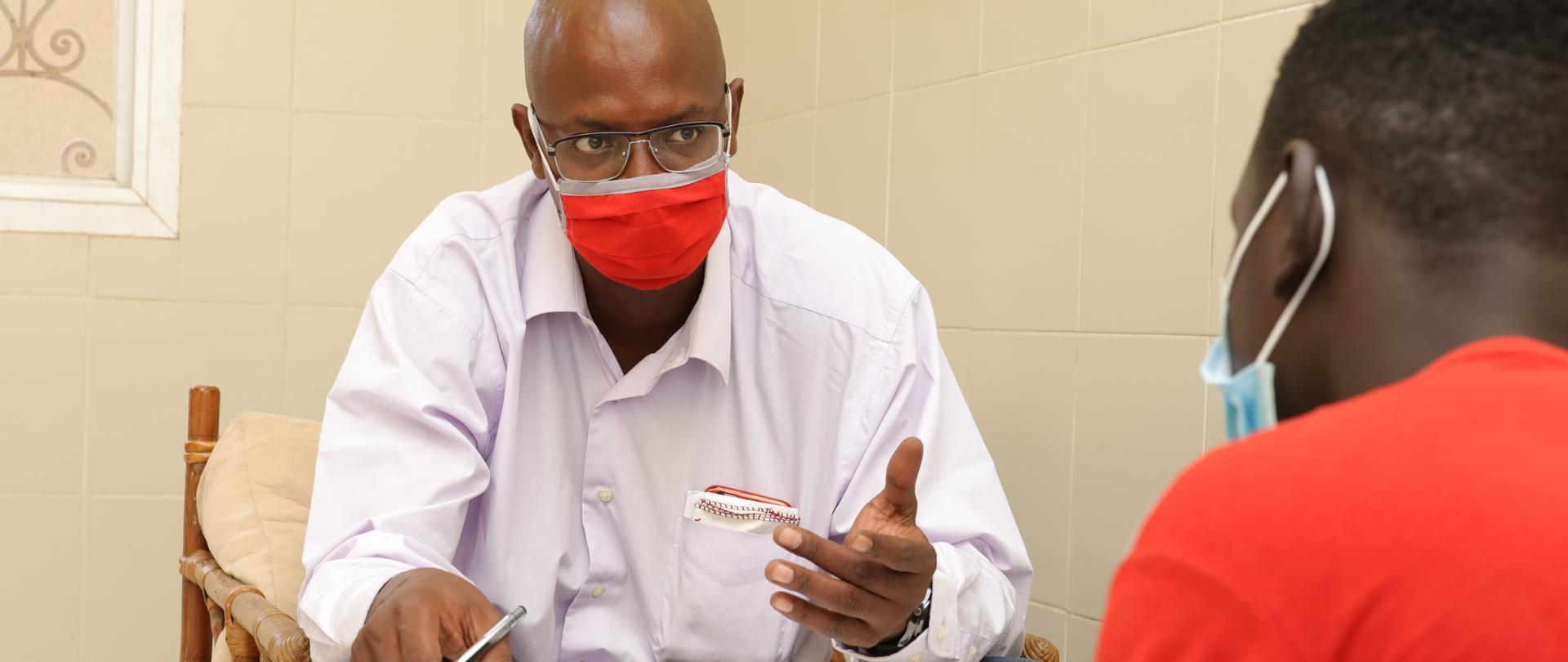 Pensjonariusz ośrodka podczas sesji z psychologiem. Autor: Ibrahima Thioye, listopad 2020, ośrodek dla „dzieci ulicy” prowadzony przez organizację SAMUSocial Senegal