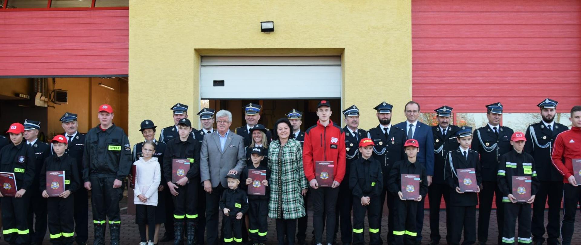 Przekazanie promes na dotacje dla Młodzieżowych Drużyn Pożarniczych z terenu powiatu nowotarskiego i tatrzańskiego.