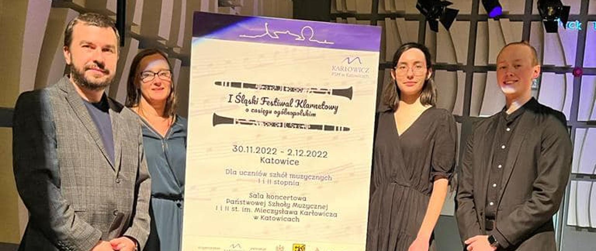 Zdjęcie przedstawia Otylię Polewską, Wiktora Kowalczyka, Pawła Susłyka I Teresę Kaczmarek na tle baneru konkursu. Wszyscy w eleganckich strojach.