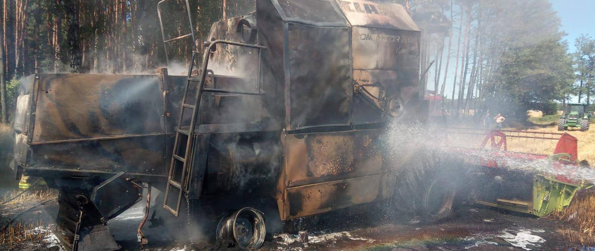 Pożar kombajnu.Widok spalonej maszyny.