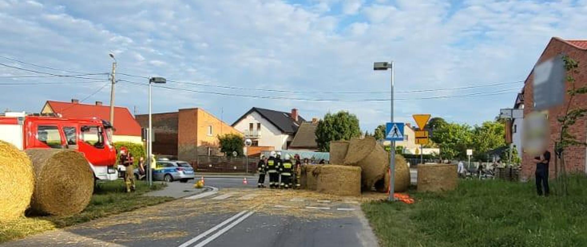 Widoczne miejsce zdarzenia oraz służby podczas działań.