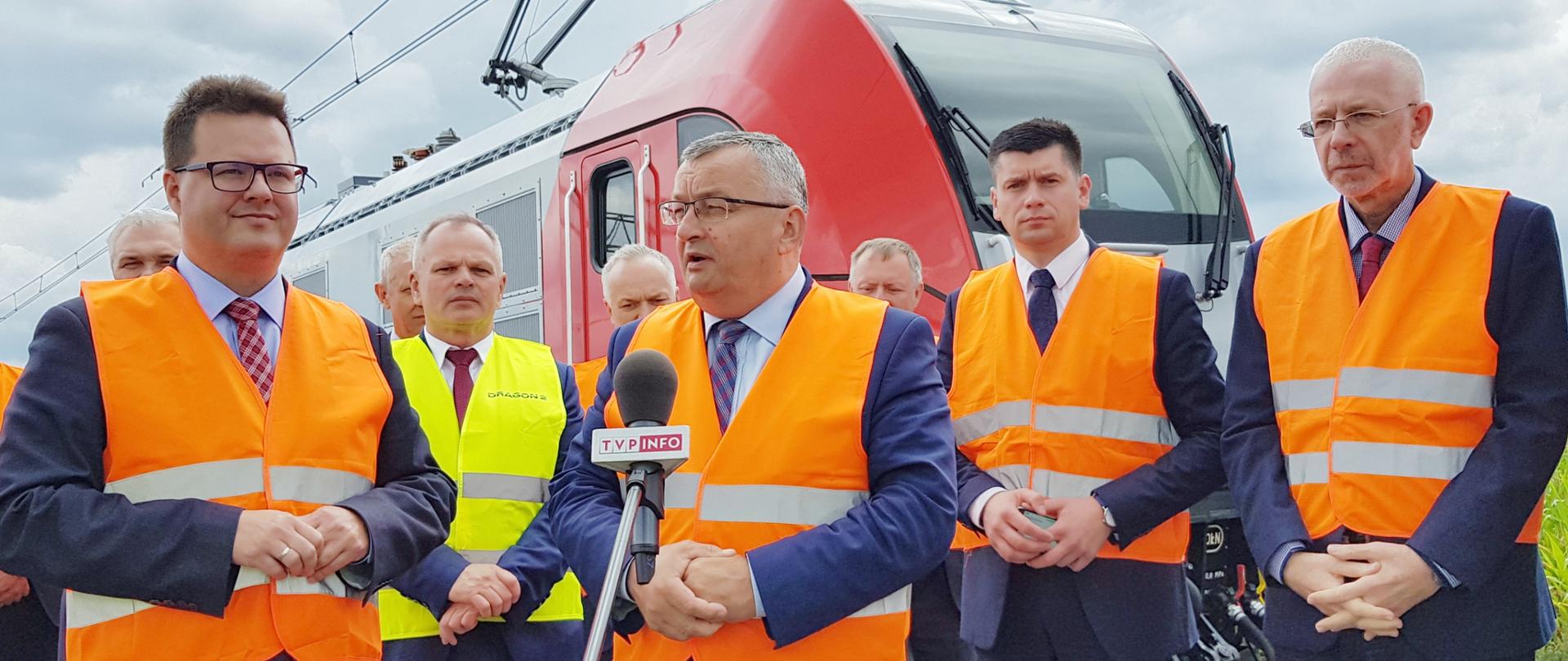 Minister A. Adamczyk oraz wiceminister A. Bittel podczas prezentacji nowej lokomotywy Dragon 2