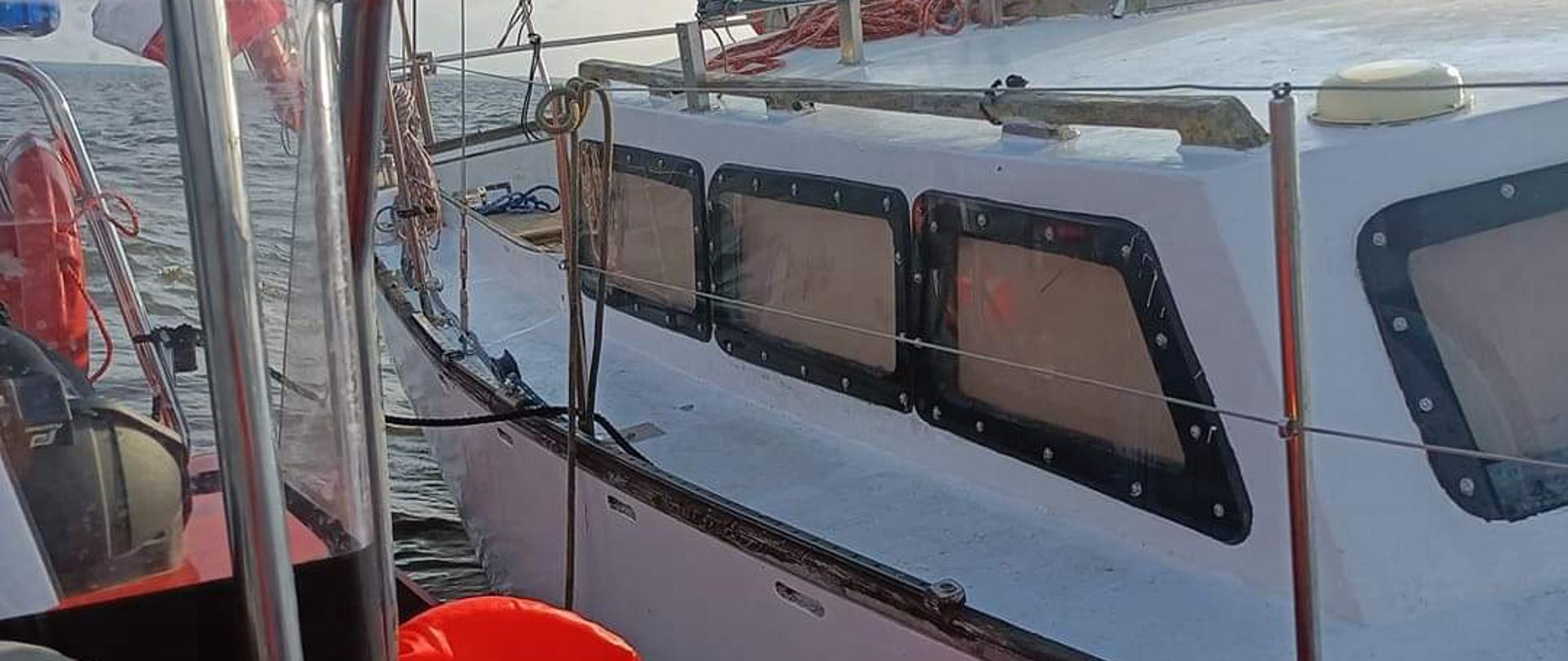 Zdjęcie przedstawia łódź straży pożarnej oraz jacht