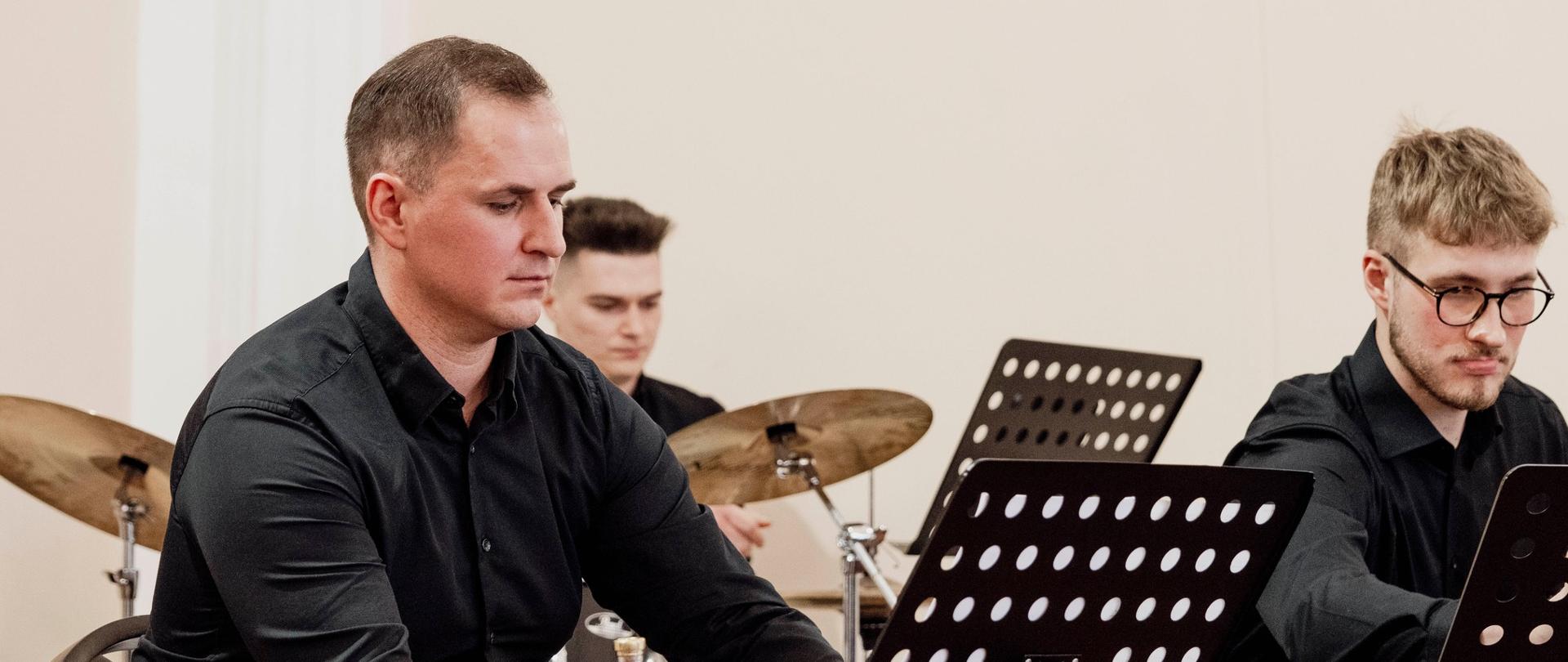 Występ artystów na scenie w sali koncertowej podczas Koncertu Świątecznie - symfonicznie. Lublinieccy artyści klasycznie w Państwowej Szkole Muzycznej I stopnia w Lublińcu