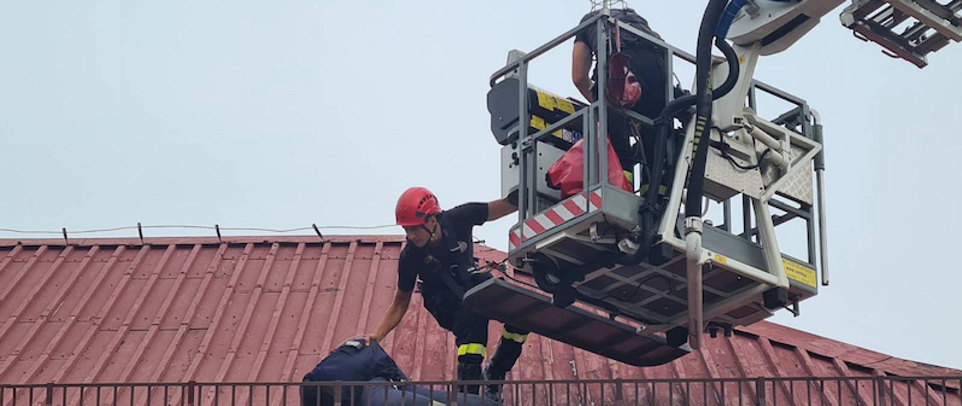 Strażak podczas ćwiczeń zabezpieczony na dachu
