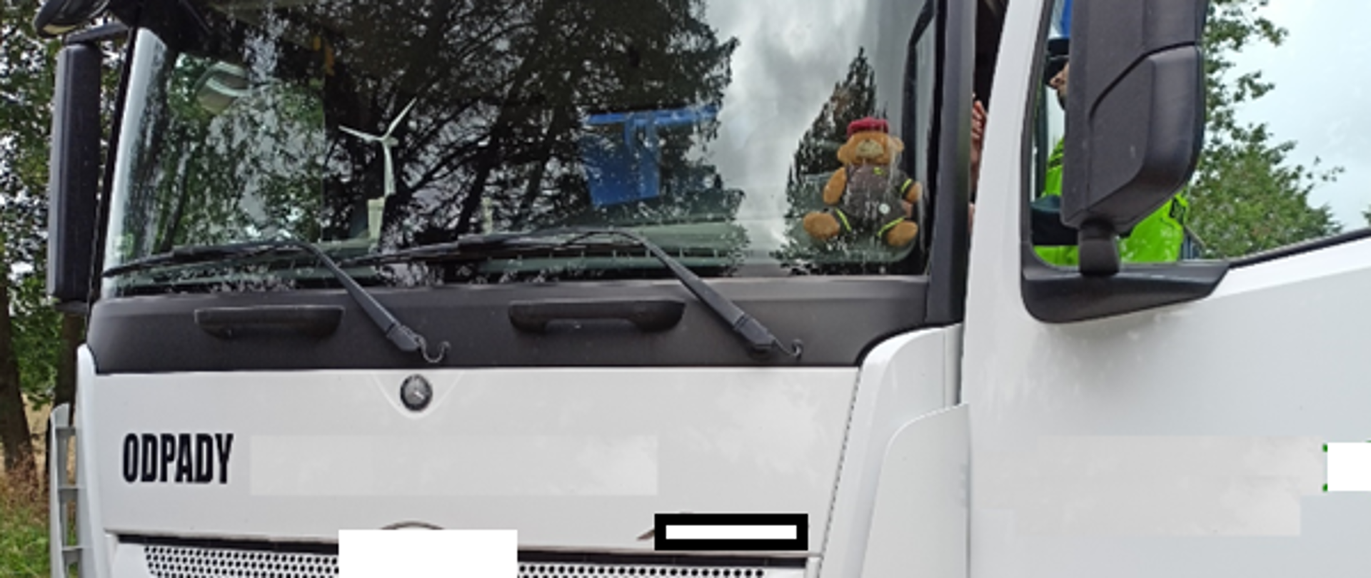 Przedstawia zatrzymany do kontroli pojazd, przy kierowcy inspektor ITD prowadzi czynności kontrolne.