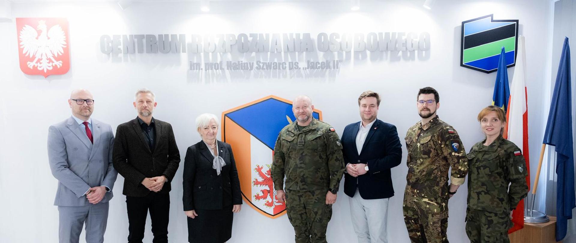 Pamiątkowa fotografia uczestników spotkania 