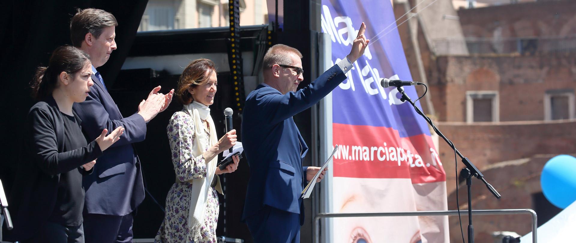 Decima edizione della Marcia per la Vita organizzata dalle associazioni pro life in via dei Fori Imperiali. L'Ambasciatore della Repubblica di Polonia presso la Santa Sede Janusz Kotanski durante il suo discorso sul palco. Presente l'Ambasciatore dell'Ungheria presso la Santa Sede Eduard Habsburg-Lothringen. Roma, 22 maggio 2021.