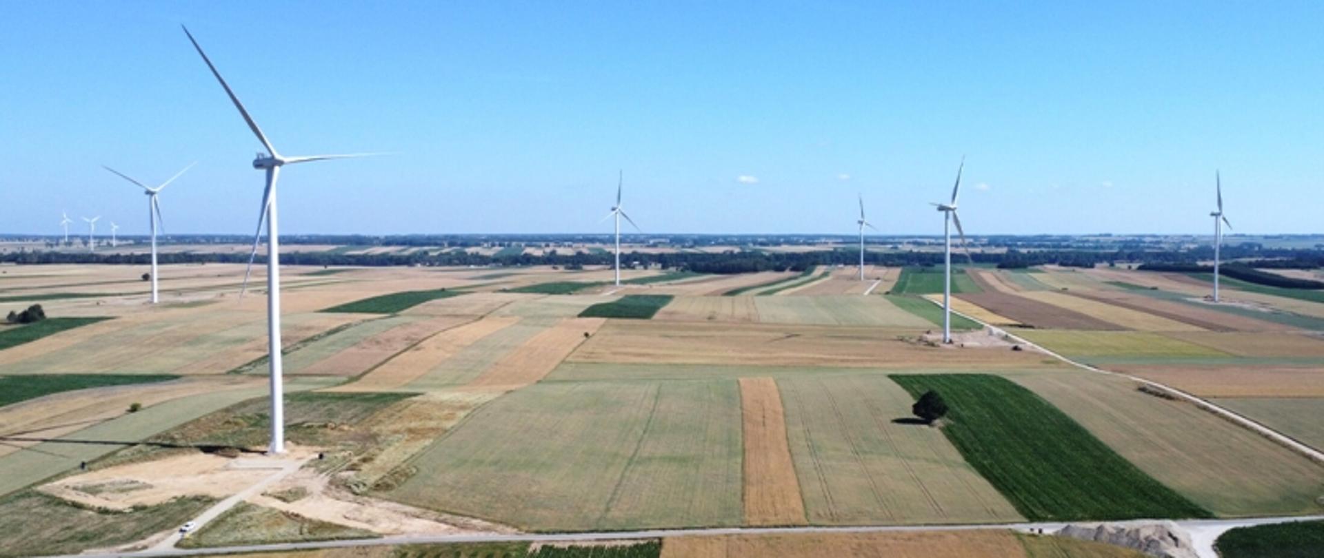 Rozległa przestrzeń, na której stają turbiny wiatraków.