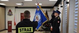 Nowy funkcjonariusz str. Rafał Olko składa ślubowanie na Sztandar Komendy Komendantowi Powiatowemu PSP w Mińsku Mazowieckim.