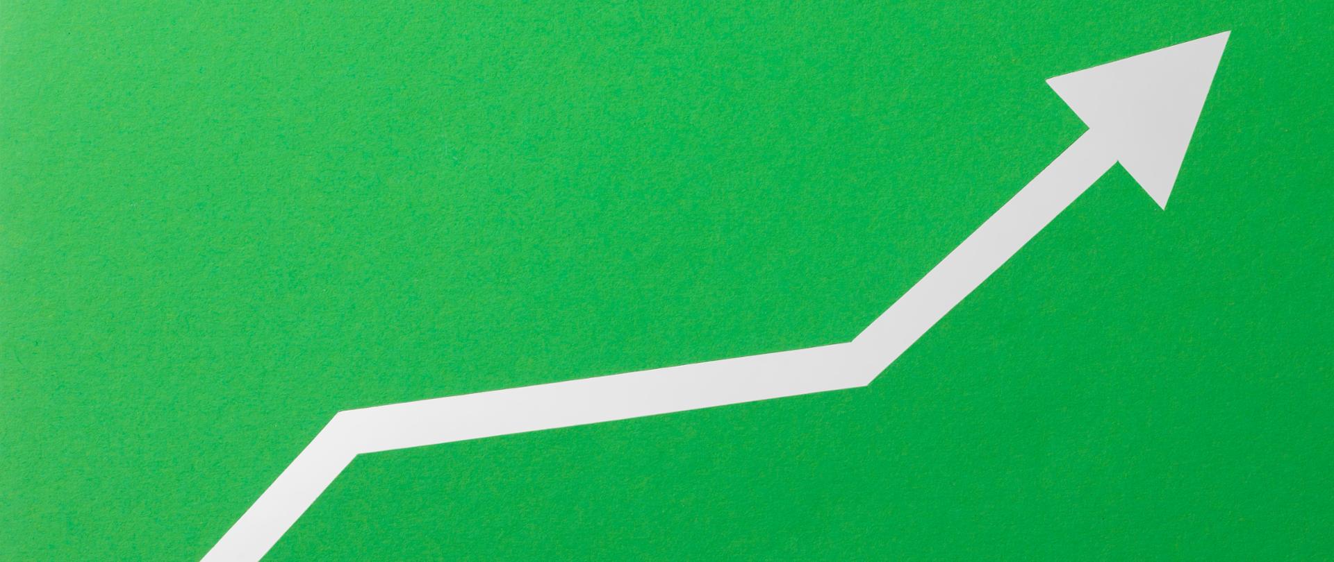 widok-z-gory-strzalka-napedzajaca-gospodarke