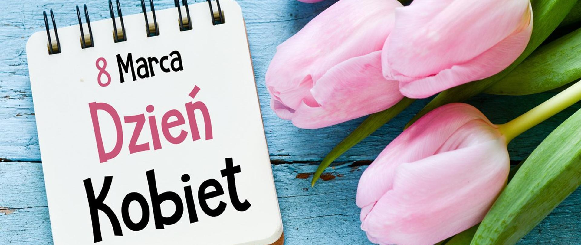 Okolicznościowa grafika z okazji Dnia Kobiet, po lewej na białym tle symbolizującym kartkę w kalendarzu napis 8 Marca Dzień Kobiet, u góry po prawej trzy różowe pąki tulipanów