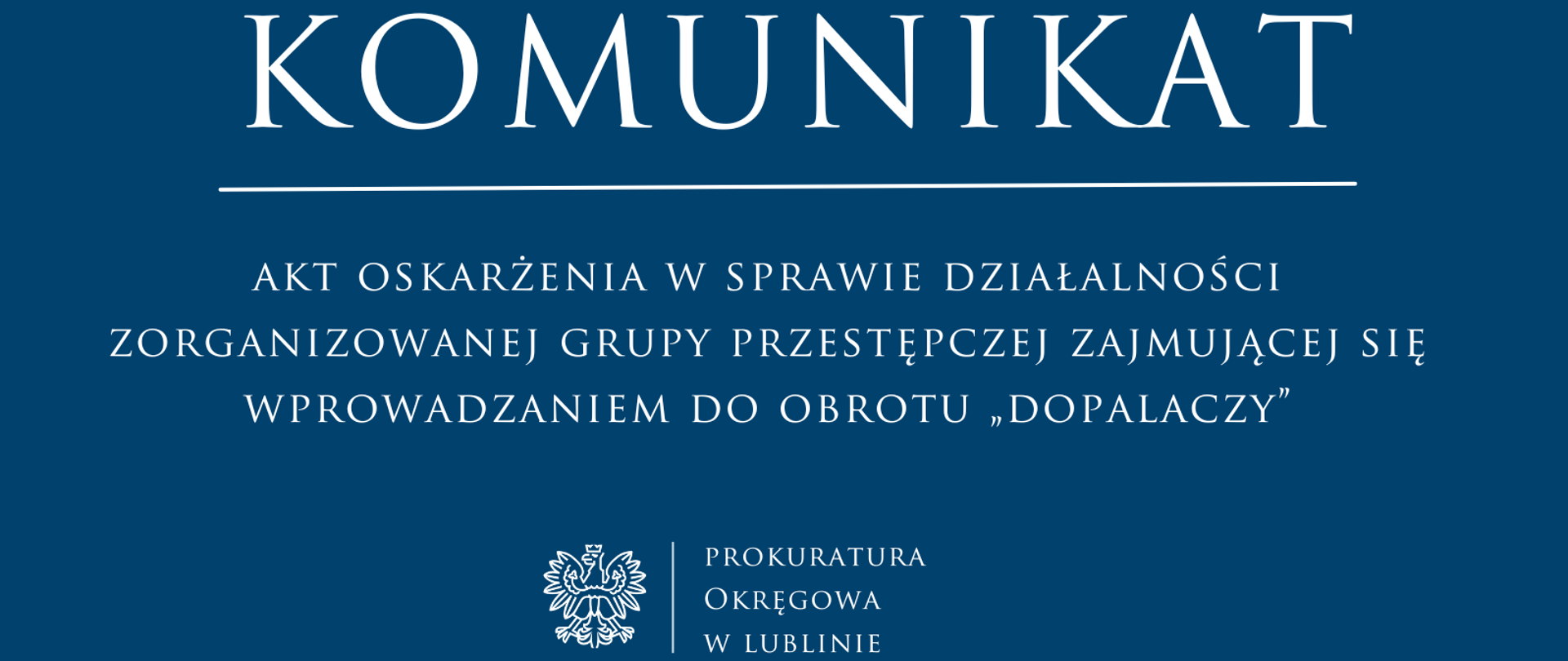 niebieski baner z napisem: "akt oskarżenia w sprawie działalności zorganizowanej grupy przestępczej zajmującej się wprowadzaniem do obrotu „dopalaczy”"