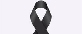 Na zdjęciu na białym tle po środku jest widoczna żałobną czarną wstążkę, która symbolizuje żałobę w kulturze euroamerykańskiej.