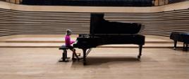 Dziewczynka gra na fortepianie.