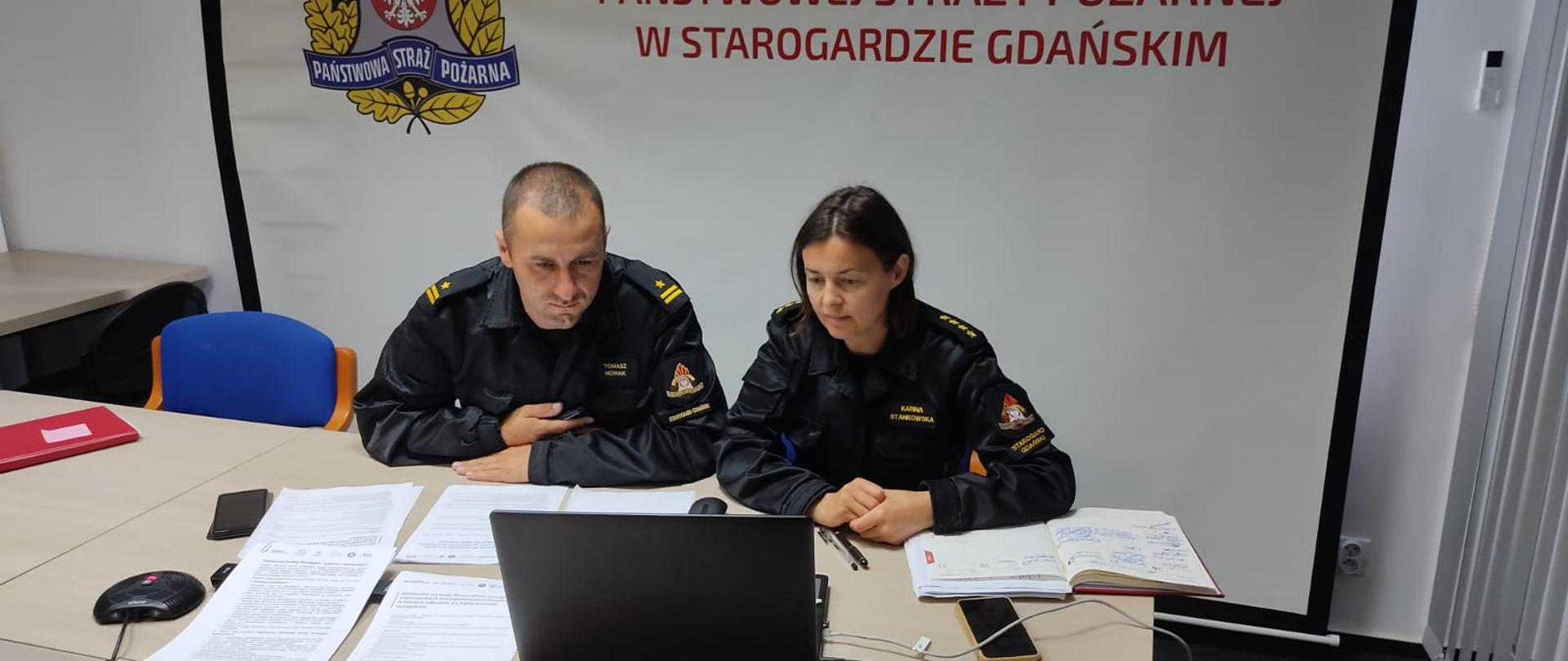 Zdjęcie przestawia prowadzących wideokonferencję