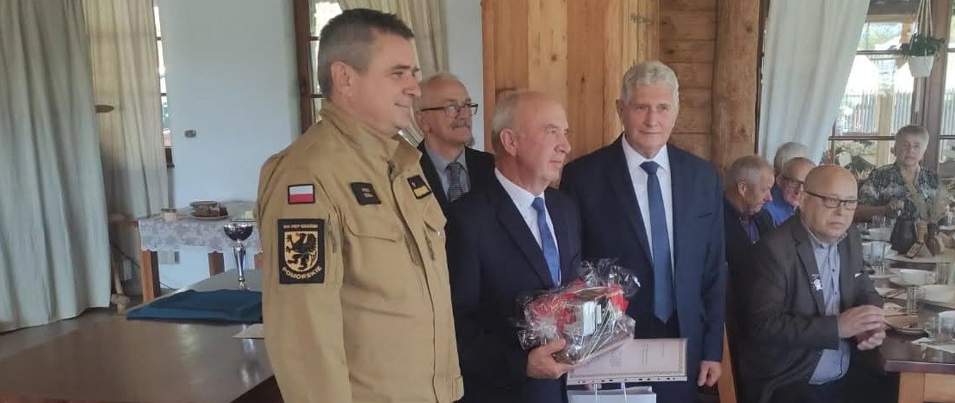 Pamiątkowe zdjęcie z jubilatem.