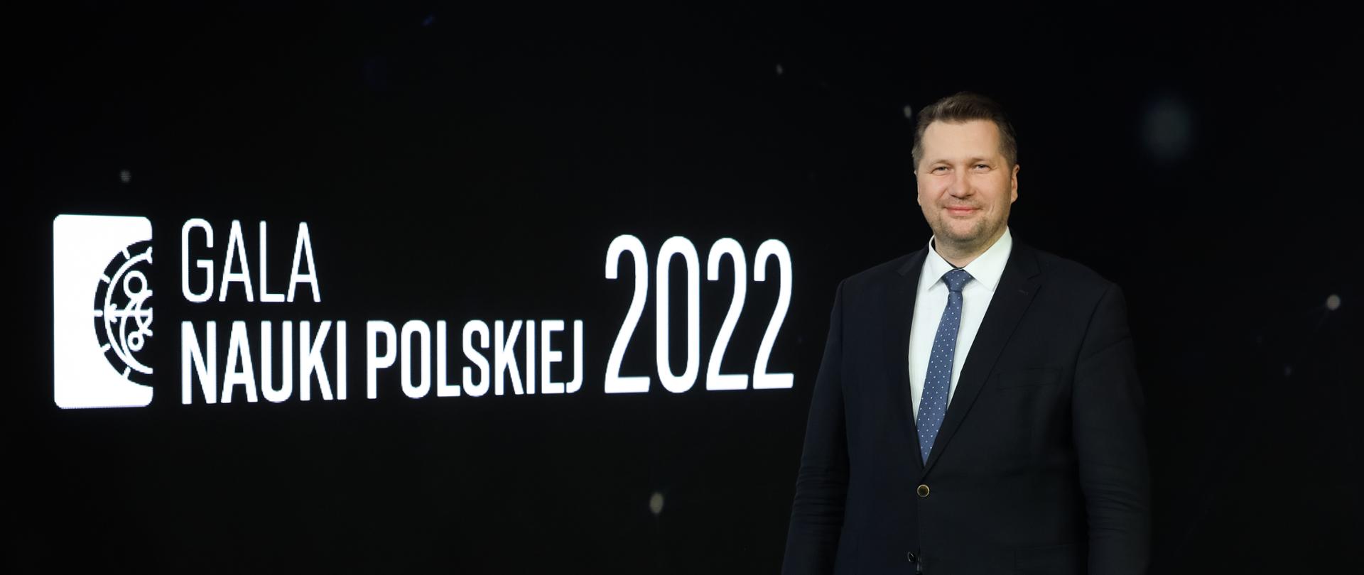 z prawej strony zdjęcia minister czarnek. Z lewej biały napis na czarnym tle gala nauki polskiej 2022
