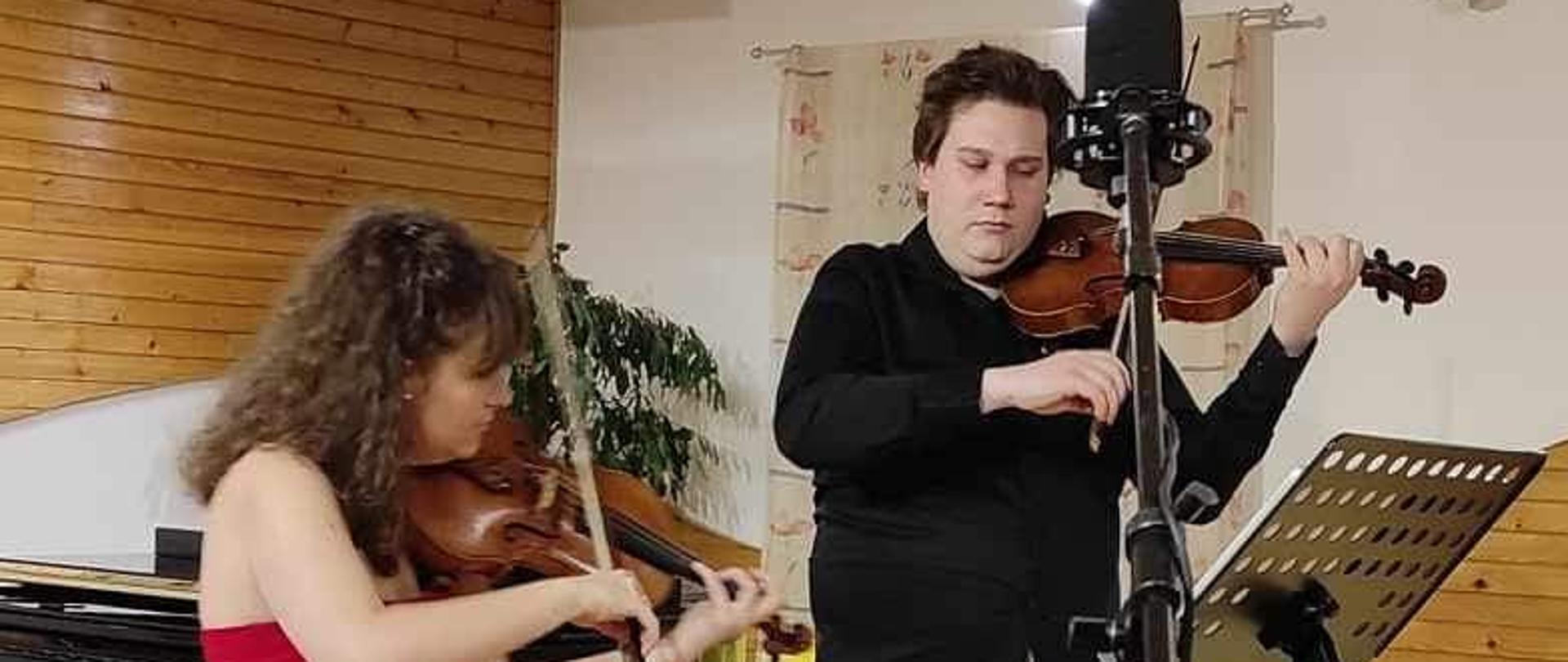 duet skrzypcowy na scenie