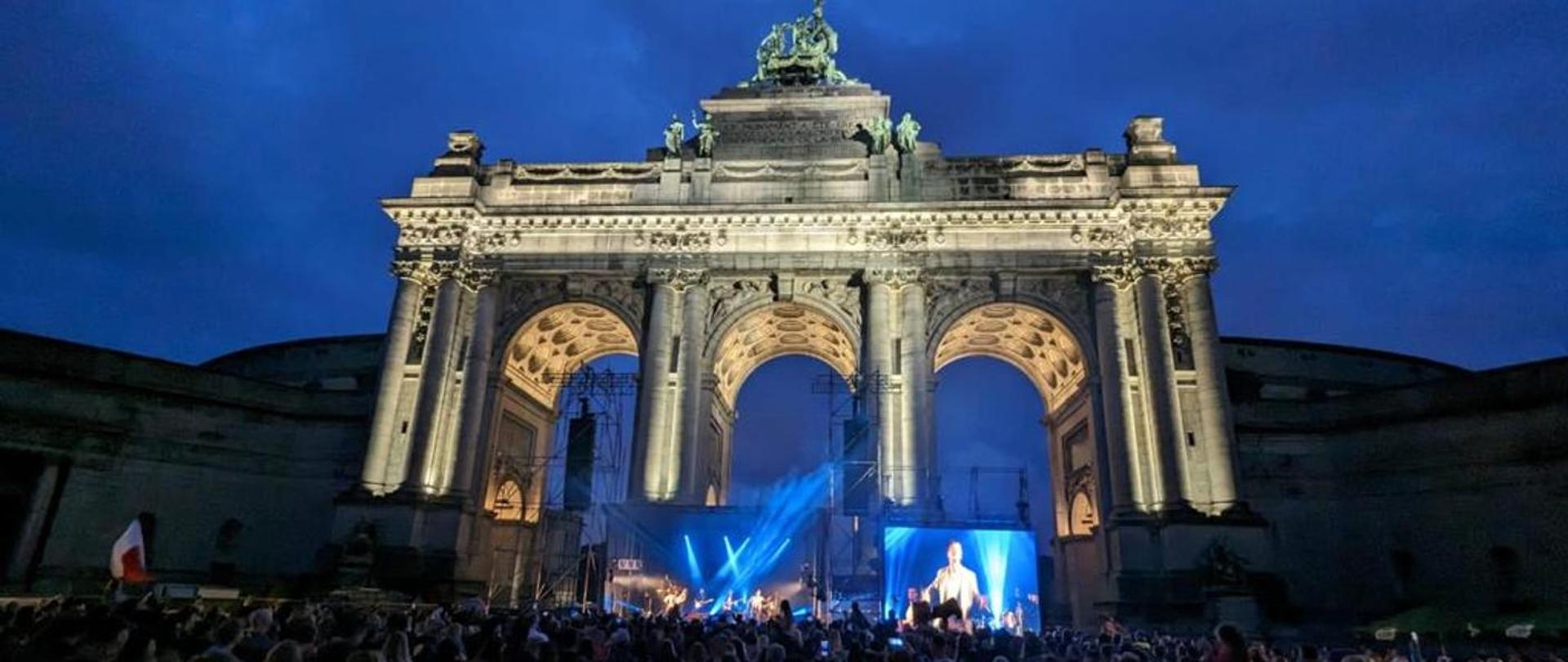 Koncert przed Łukiem Triumfalnym w Brukseli 