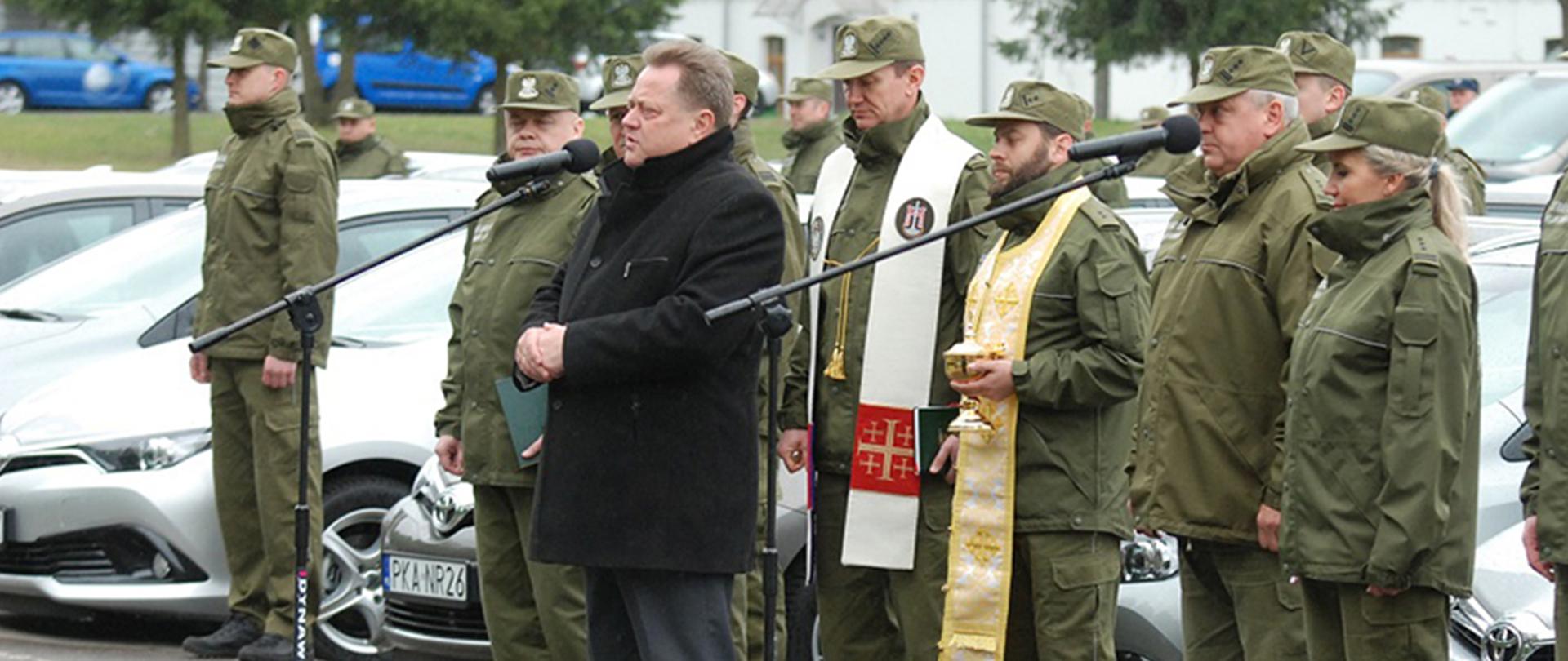 Wiceminister Jarosław Zieliński przemawiający w Białymstoku.