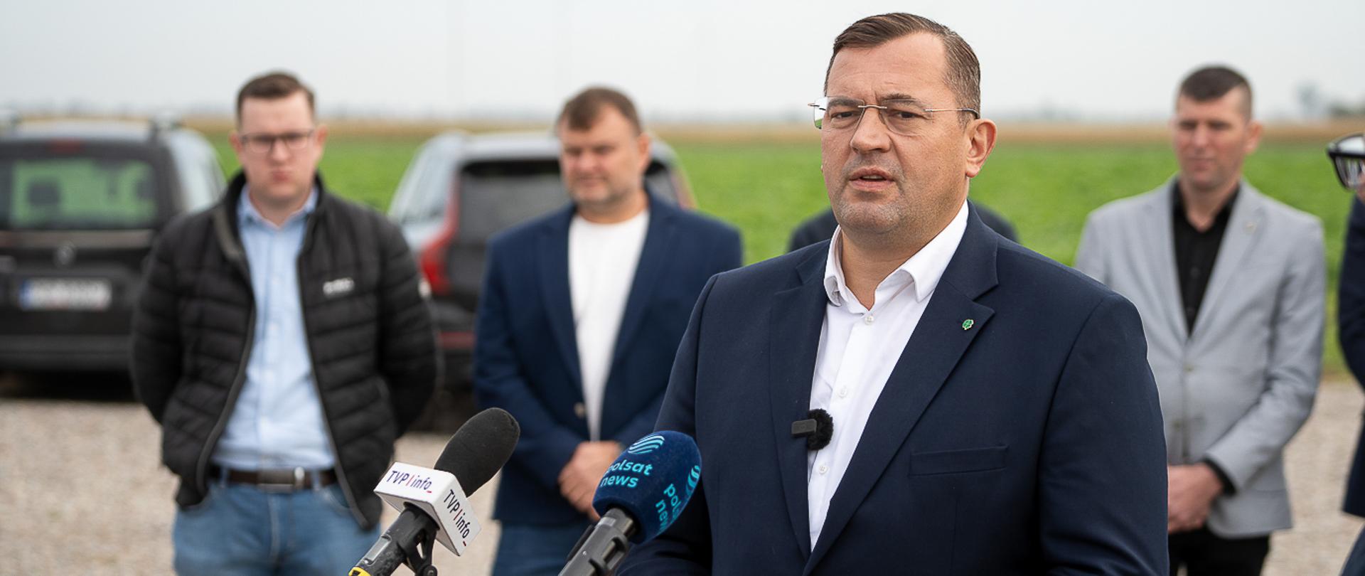 Minister Krajewski podczas wypowiedzi na konferencji prasowej (fot. MRiRW)