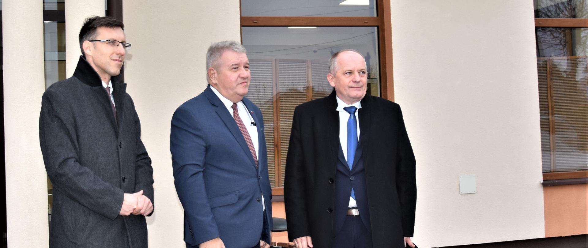 Kierownik Delegatury MUW w Ostrołęce, Wicewojewoda Mazowiecki i Wójt Gminy Łyse pozują do wspólnego zdjęcia