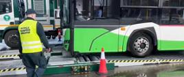 Stan techniczny miejskich autobusów sprawdzano na Mobilnej Jednostce Diagnostycznej
