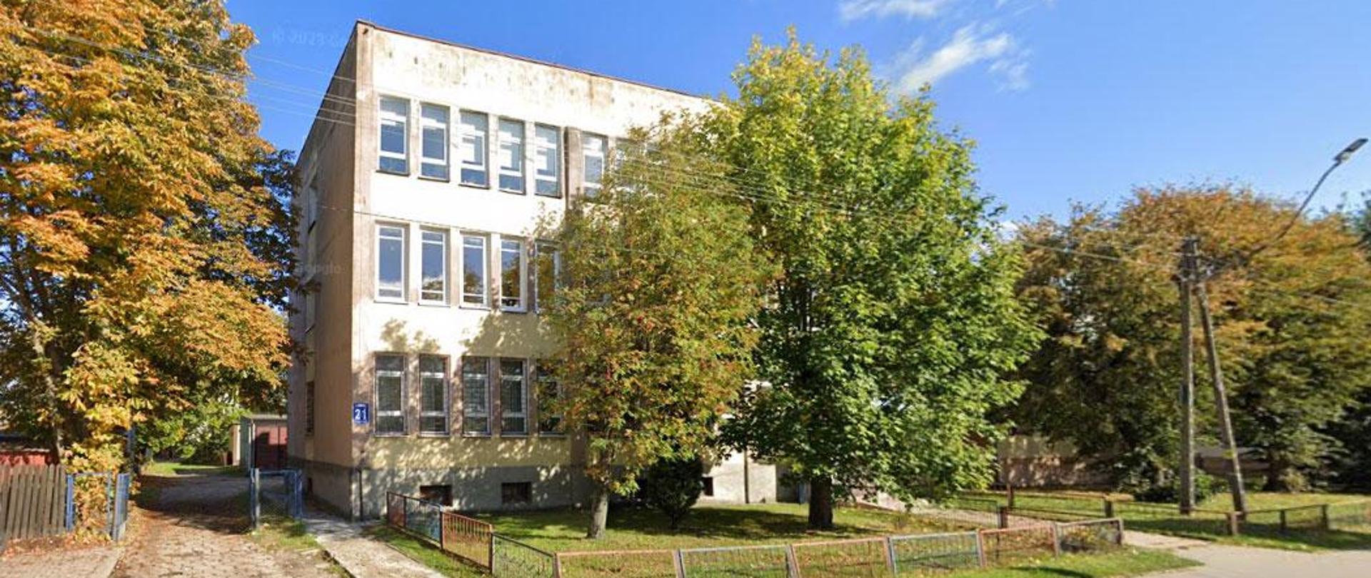 Dwupiętrowy budynek biurowy położony przy ulicy. Posiada prostą fasadę i płaski dach. Przed budynkiem znajduje się chodnik i ogrodzony teren zielony