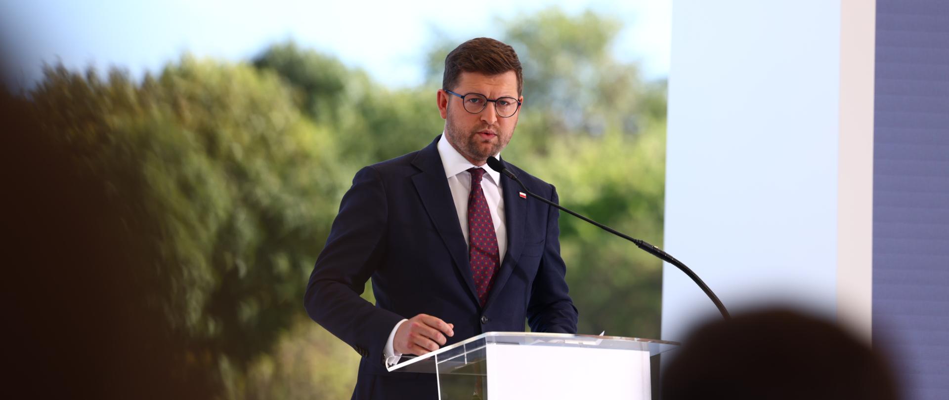 Wiceminister Andrzej Śliwka podczas uroczystości podpisania umowy na budowę nowoczesnej tłoczni oleju rzepakowego w Kętrzynie w województwie warmińsko-mazurskim.