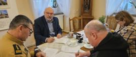 Moment podpisania porozumień na rzecz rozbudowy systemu ostrzegania i alarmowania w siedzibie gminy.