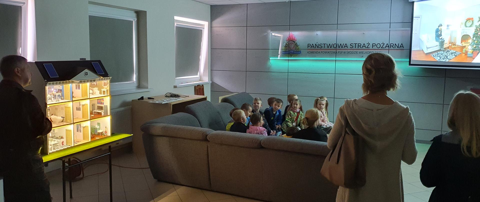 NA ZDJĘCIU DZIECI Z PRZEDSZKOLA OGLĄDAJĄ POKAZA MOBILNEGO SYMULATORA ZAGROŻEŃ POŻAROWYCH