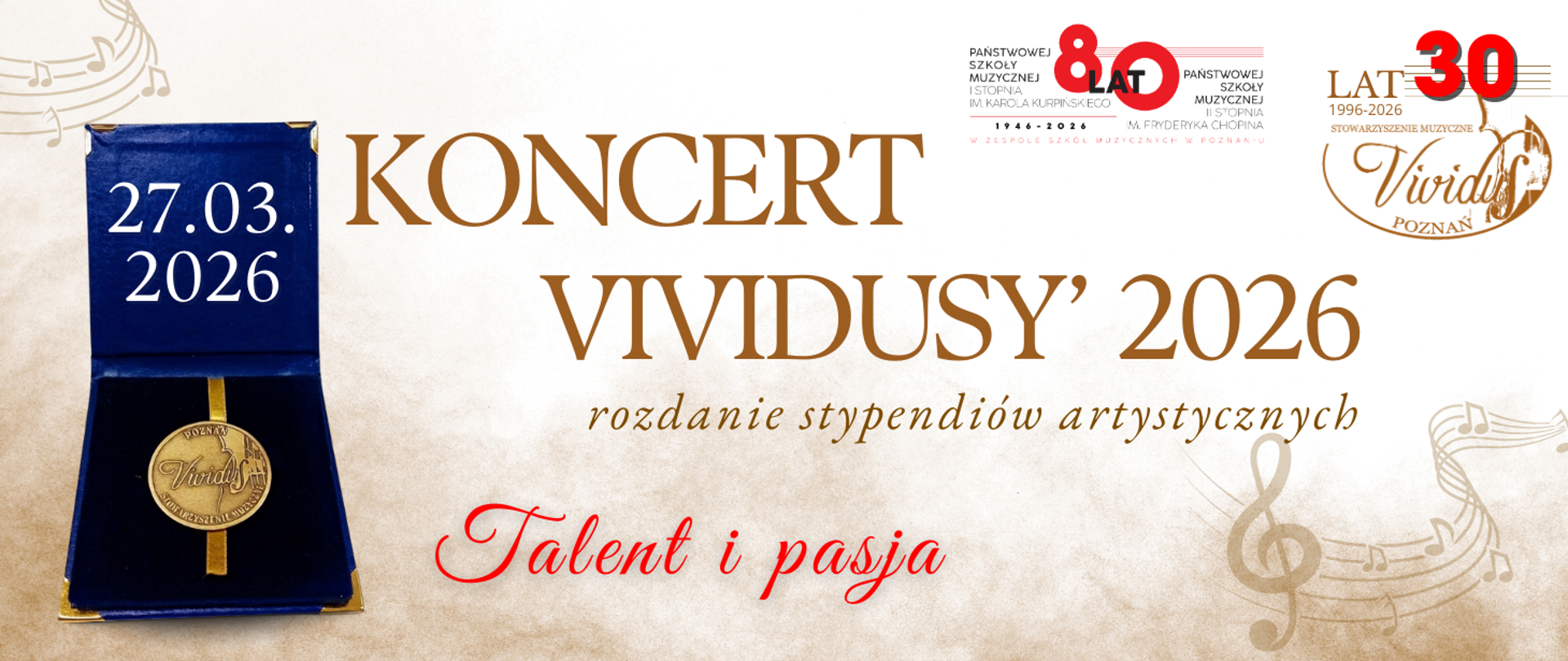Plakat zapraszający na wydarzenie „KONCERT VIVIDUSY ‘2026 – rozdanie stypendiów artystycznych” pod hasłem „Talent i pasja”. Gala odbędzie się 27 marca 2026 roku o godzinie 17:30 w Sali Białej Urzędu Miasta Poznania (plac Kolegiacki 17). Wstęp wolny. Na grafice widoczne są logotypy: 80-lecia Państwowej Szkoły Muzycznej w Poznaniu oraz 30-lecia Stowarzyszenia Muzycznego Vividus. Po lewej stronie umieszczono zdjęcie złotego medalu w eleganckim, niebieskim etui, a tło zdobią subtelne motywy pięciolinii i nut.