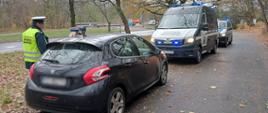 Miejsce kontroli zatrzymanego samochodu osobowego przez patrol wielkopolskiej Inspekcji Transportu Drogowego. Kierowca został przekazany do dalszych czynności funkcjonariuszom Policji.