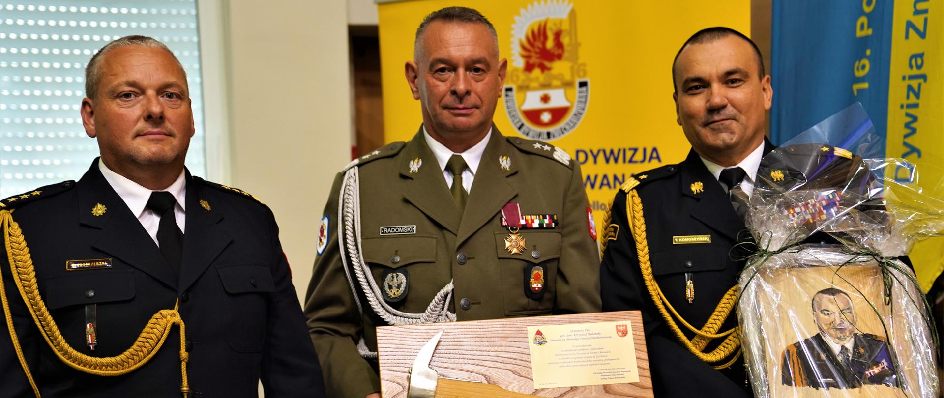 Pamiątkowe zdjęcie - nadbryg. T.Komoszyński, st. bryg. A. Jastrzębski i gen. dyw. K.Radomski