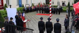 Na zdjęciu widzimy uroczystości Powiatowych Obchodów Dnia Strażaka na placu Muzeum w Łowiczu. 