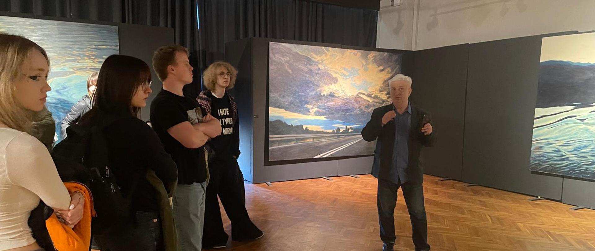  Młodzież zobaczyła wystawę malarstwa p. Jarosława Kweclicha oraz wystawy prac dwóch absolwentek naszej szkoły p. Pauliny Domagalskiej i p. Magdaleny Weber.