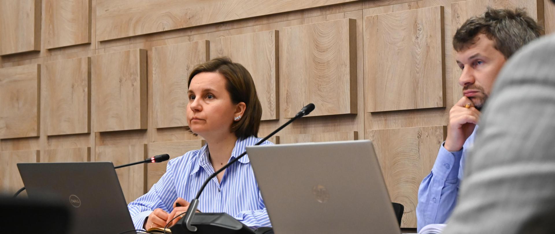 Zdjęcie wiceministry Anity Sowińskiej z posiedzenie międzyresortowego zespołu ds. Odry, które odbyło się 16 lipca 2024 r. w siedzibie MKiŚ.